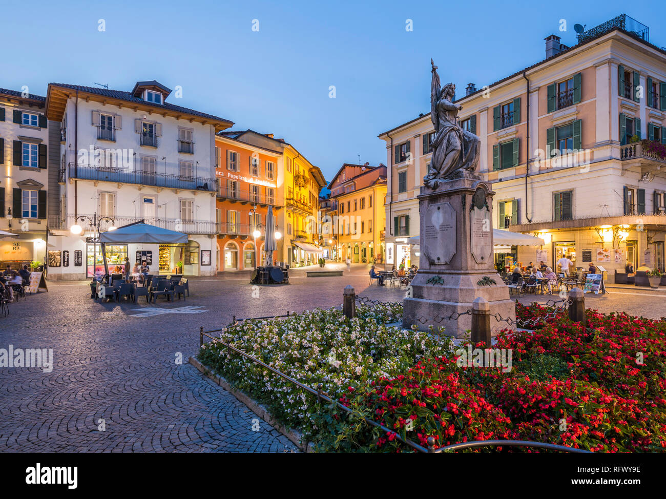 Al Fresco e ristoranti in Piazza Daniele Ranzoni al crepuscolo, Intra, Verbania, Provincia del Verbano Cusio Ossola, Lago Maggiore, laghi italiani, Italia Foto Stock