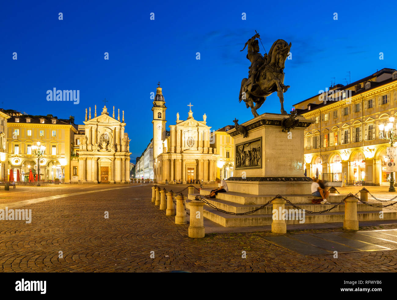 Vista di Emanuele Filiberto statua in Piazza San Carlo di notte, Torino, Piemonte, Italia, Europa Foto Stock