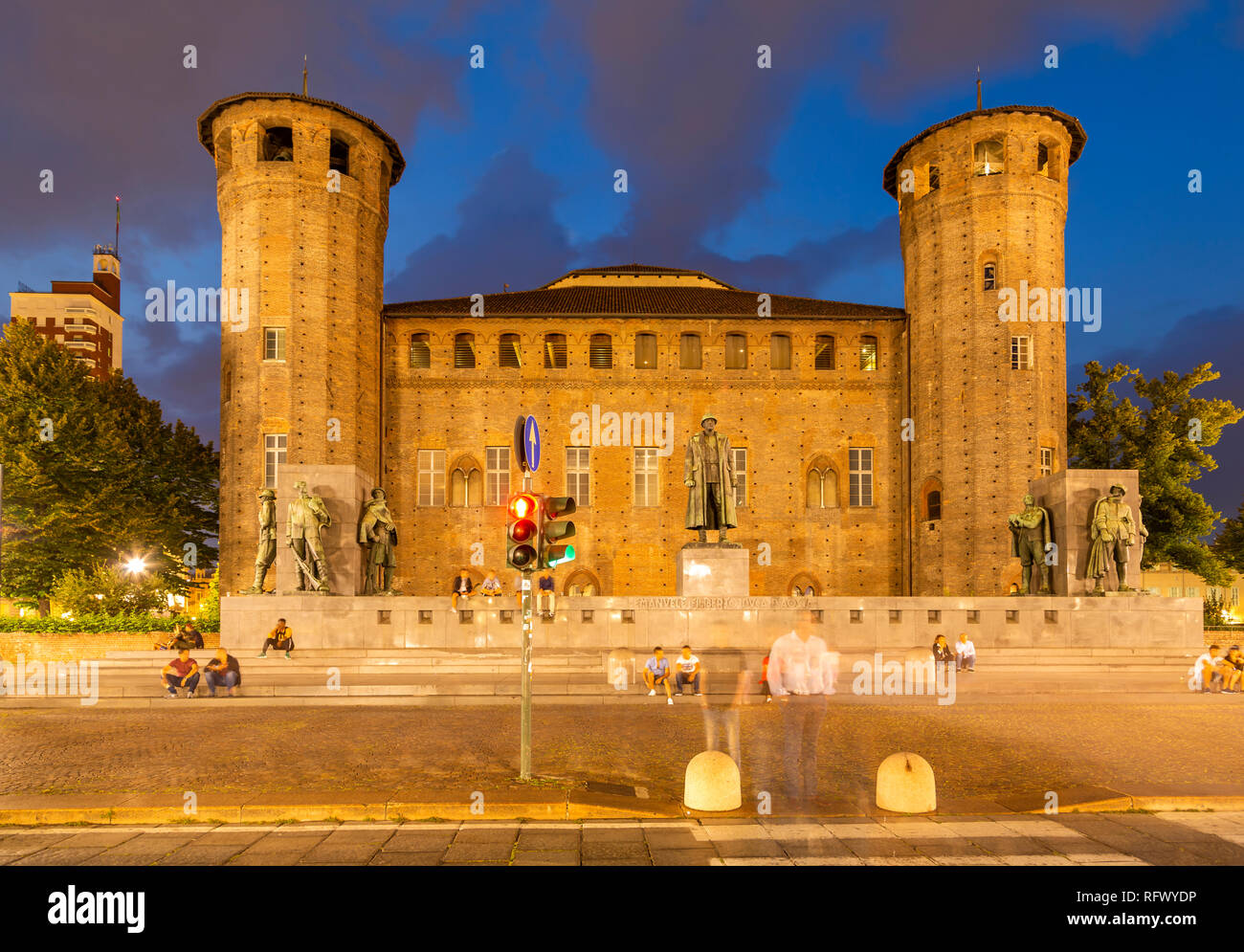 Vista del castello in Piazza Castello di notte, Torino, Piemonte, Italia, Europa Foto Stock
