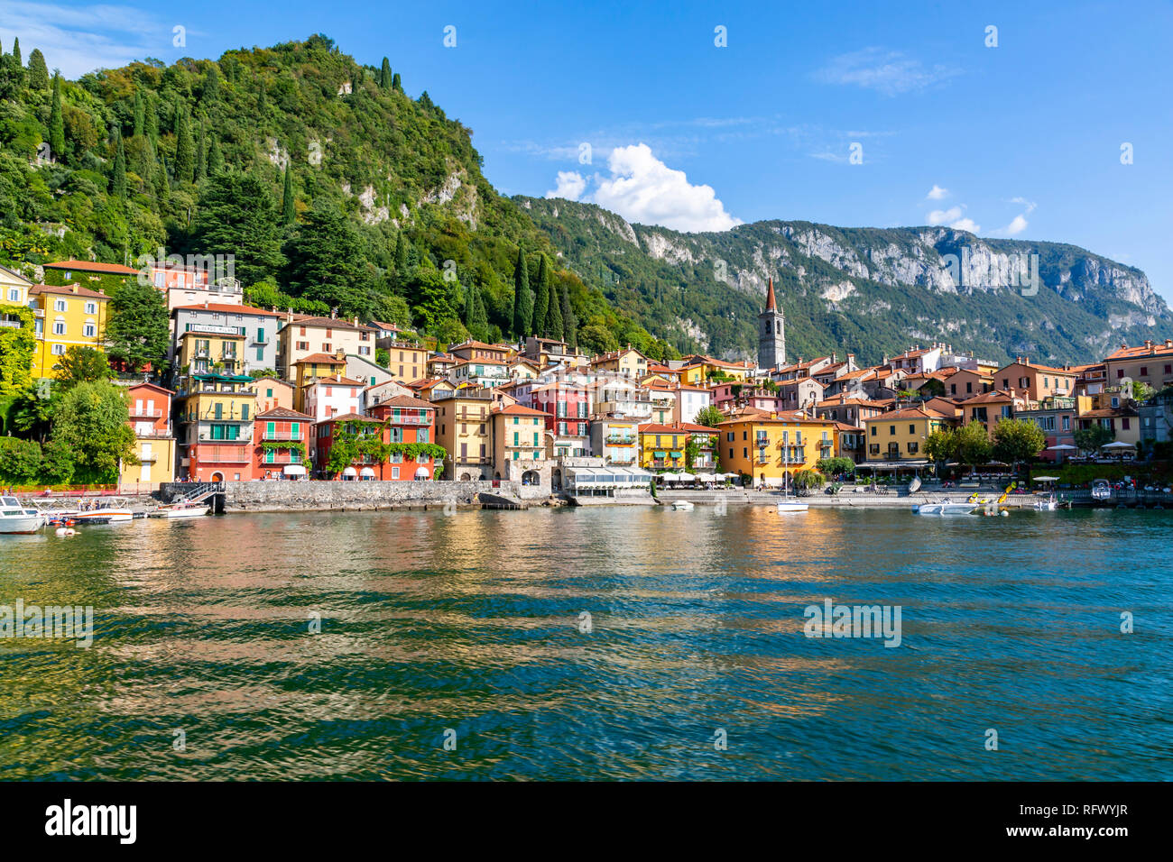 Vista del lago e del villaggio di Vezio, provincia di Como, il lago di Como, Lombardia, laghi italiani, l'Italia, Europa Foto Stock