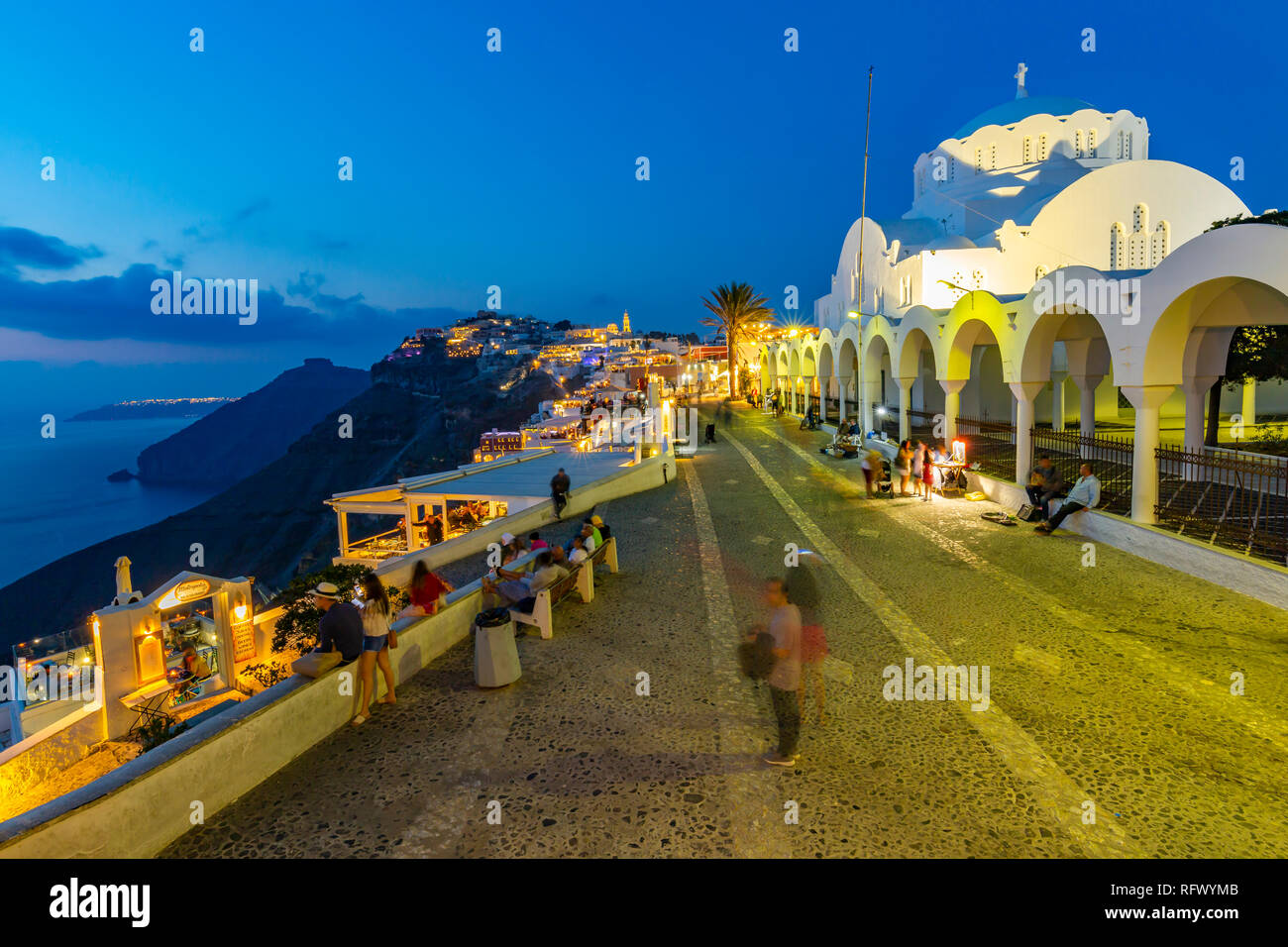 Vista del metropolita ortodosso affacciato sulla cattedrale di Fira al crepuscolo, Fira, Firostefani, Santorini (Thira), Isole Cicladi, isole greche, Grecia Foto Stock Vista del metropolita ortodosso affacciato sulla cattedrale di Fira al crepuscolo, Fira, Firostefani, Santorini (Thira), Isole Cicladi, isole greche, Grecia Foto Stock