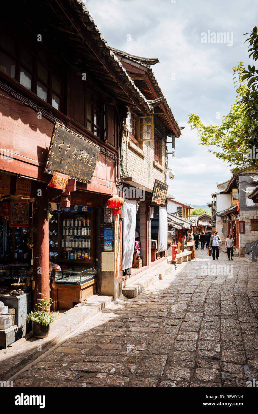 Scena di strada, Lijiang, Sito Patrimonio Mondiale dell'UNESCO, della provincia dello Yunnan in Cina e Asia Foto Stock