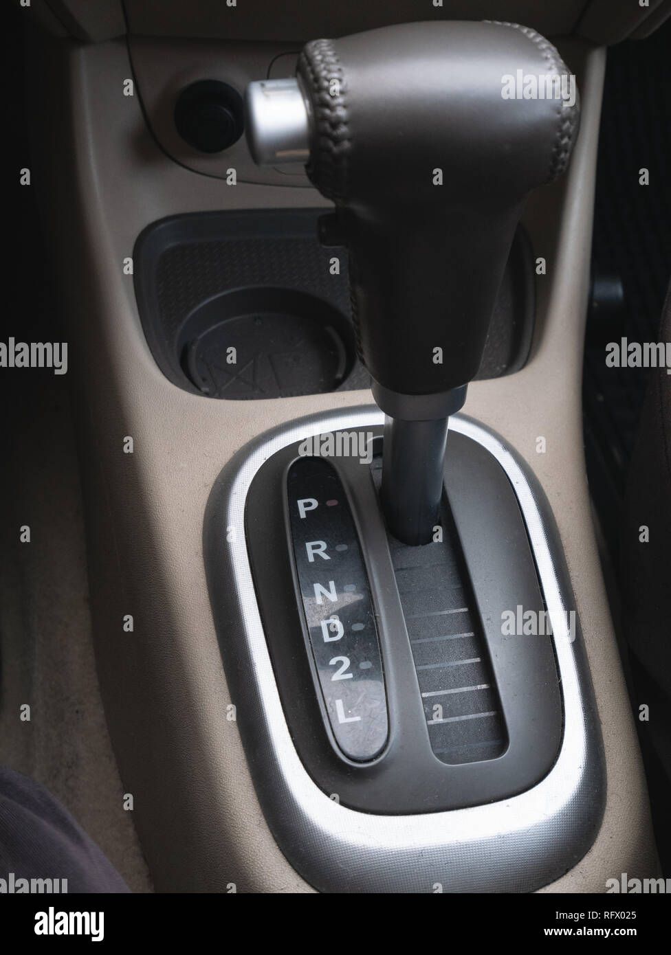 Leva del cambio della trasmissione automatica closeup. Il fuoco selettivo sulla modalità Drive. bassa immagine chiave Foto Stock