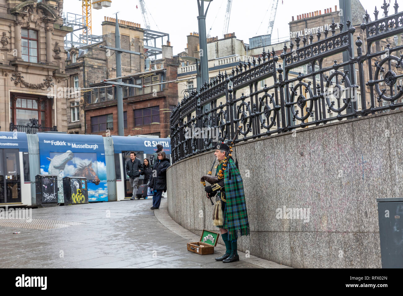 Busker in Edinburgh vestito in tartan scozzese e kilt giocando le cornamuse su un angolo di strada , Edimburgo, Scozia Foto Stock