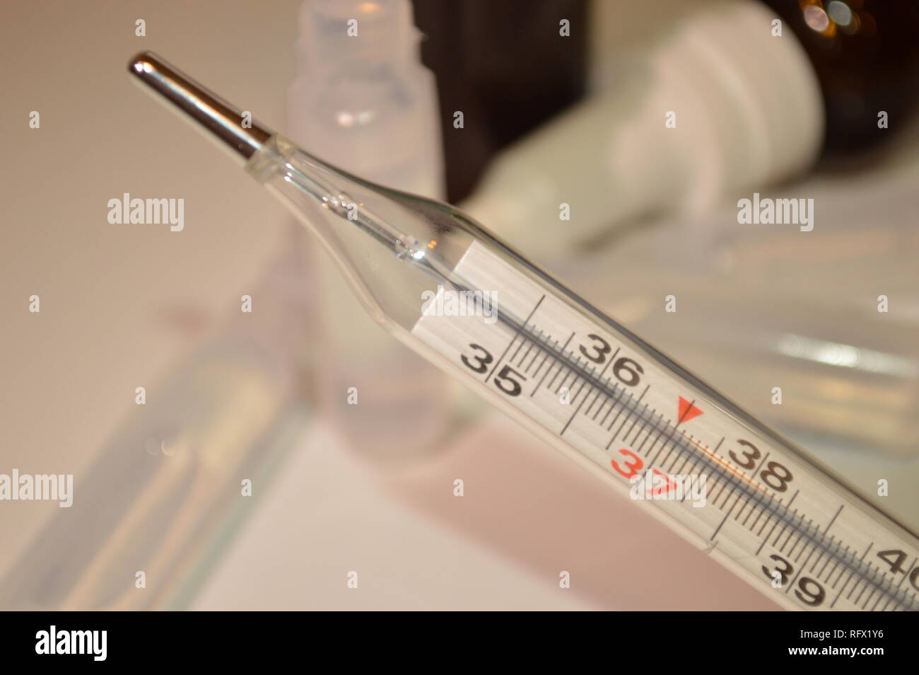 Strumenti medici del termometro di febbre immagini e fotografie stock ad  alta risoluzione - Alamy