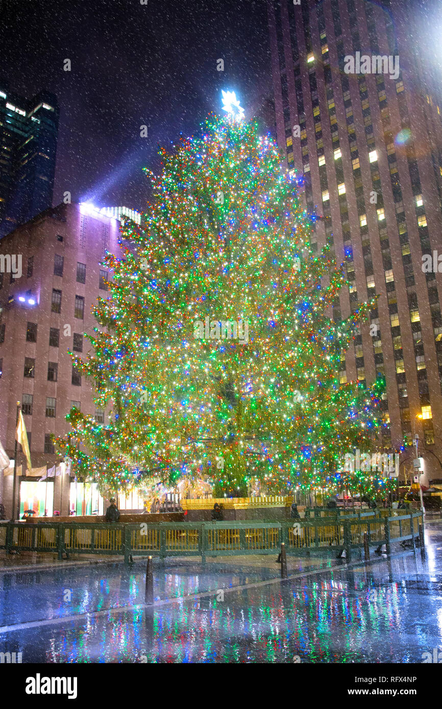 L'illuminazione del Rockefeller Center Christmas Tree segnala l'inizio della stagione di Natale a New York City. Foto Stock