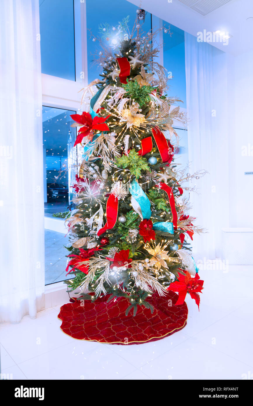 Un bellissimo albero di Natale nella lobby di un elegante appartamento sulla spiaggia di Fort Lauderdale. Foto Stock