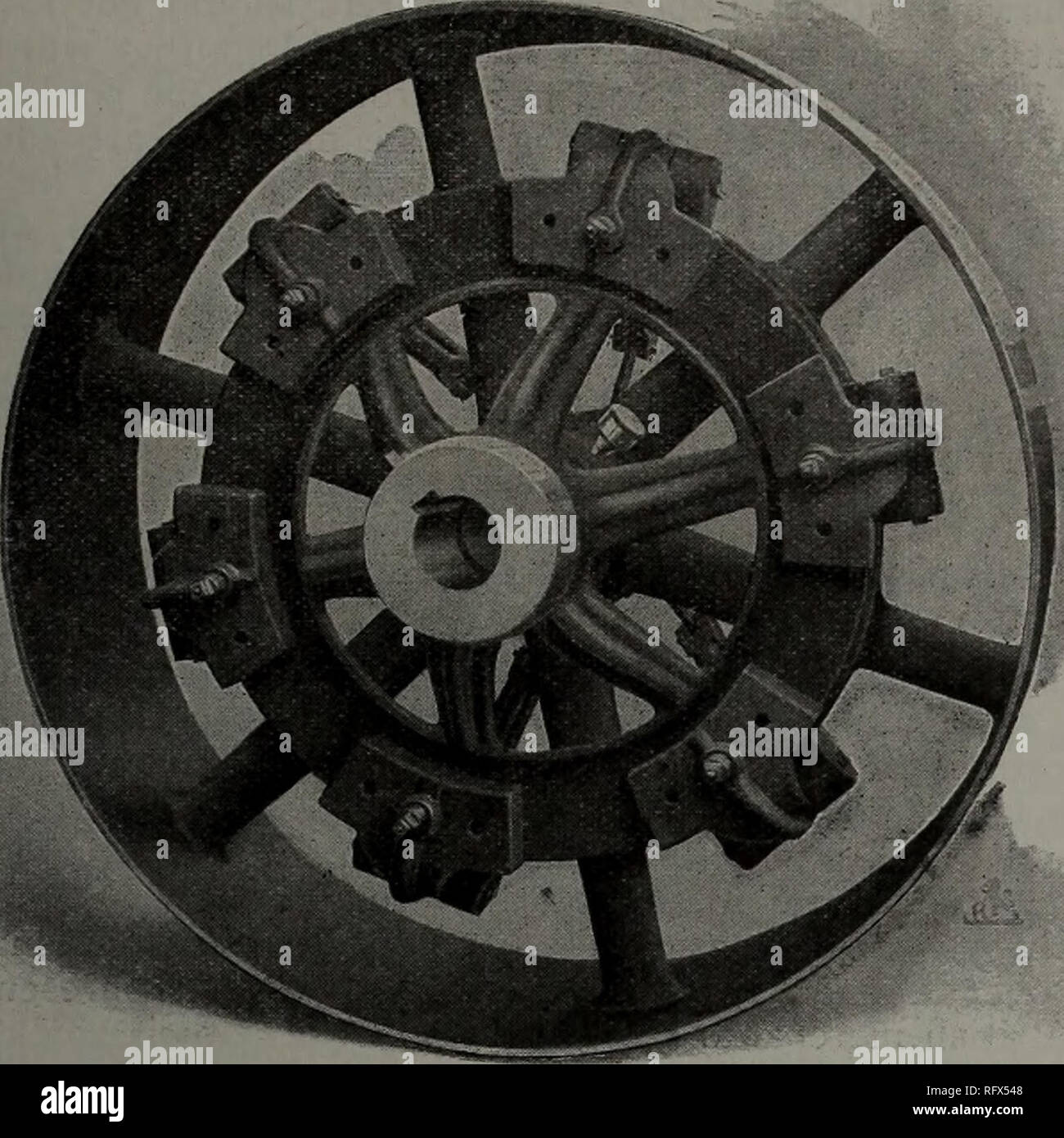 . Canadian Forest industries 1911. Macchinoso; le foreste e la silvicoltura; prodotti di foresta; polpa di legno Industria; legno industrie utilizzatrici. CANADA LUMBERMAN E falegname 3' tivo che essa compensa la minima variazione della lama per sega. Mediante l'uso di questa piena tensione di sweep, seghe può essere cambiato e le macchine indietro nel taglio in meno di due minuti di tempo. Le guide superiori sono di cedimento pattern, e oscillerà verso l'alto se colpito da un log, impedendo così la rottura. Sono sollevato e abbassato per mezzo del cilindro di vapore con la leva di azionamento facile raggiungere la coda sawyer. Anoth Foto Stock