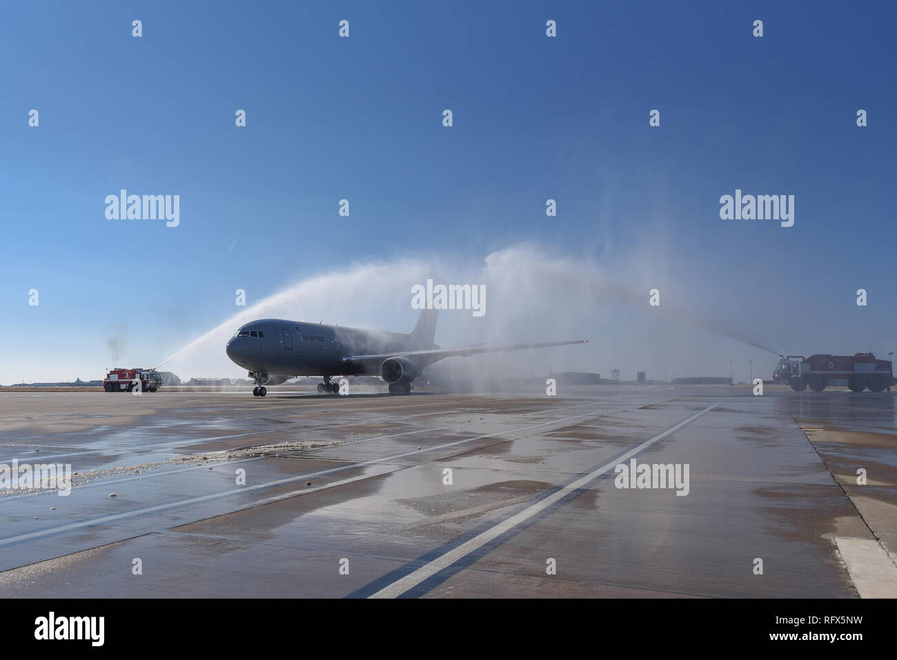 Motori Fire dal ventiduesimo ingegnere civile Squadron vigili del fuoco acqua salutare una KC-46A Pegasus, Air Force del più recente aggiunta all'antenna il rifornimento di carburante in flotta a McConnell Air Force Base, Kan., 25 gennaio, 2019. L'acqua salutare creato da un arco di acqua è un segno di rispetto e di onore di veterani militari, dignitairies stranieri e i nuovi servizi di compagnie aeree. (U.S. Air Force foto di Airman 1. Classe Alessio Myrick) Foto Stock