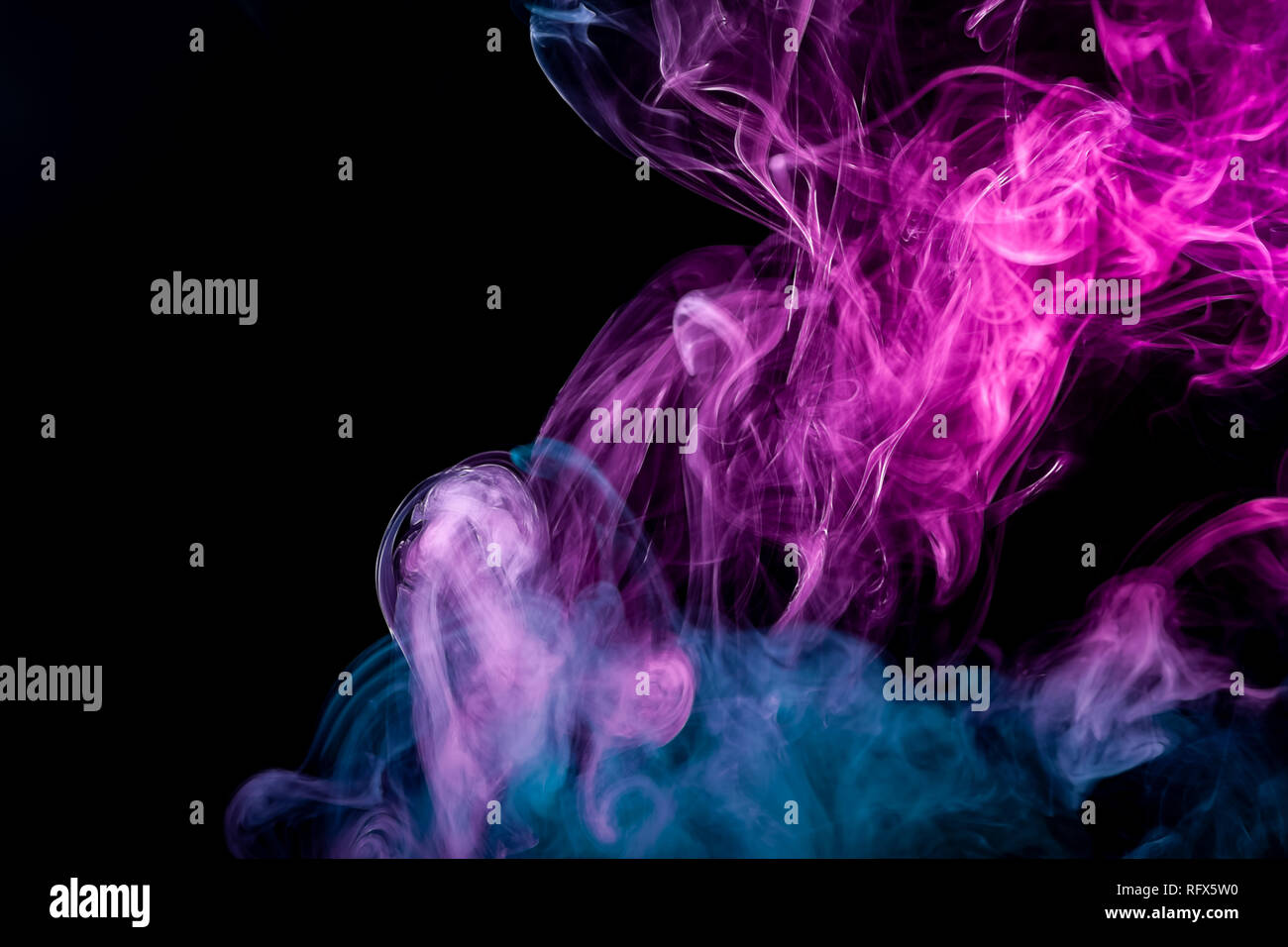 Spesso colorato di rosa e blu fumo nella forma di un cielo su un isolato nero lo sfondo. Sfondo dal fumo di vape. Mocap per raffreddare t-shirts Foto Stock