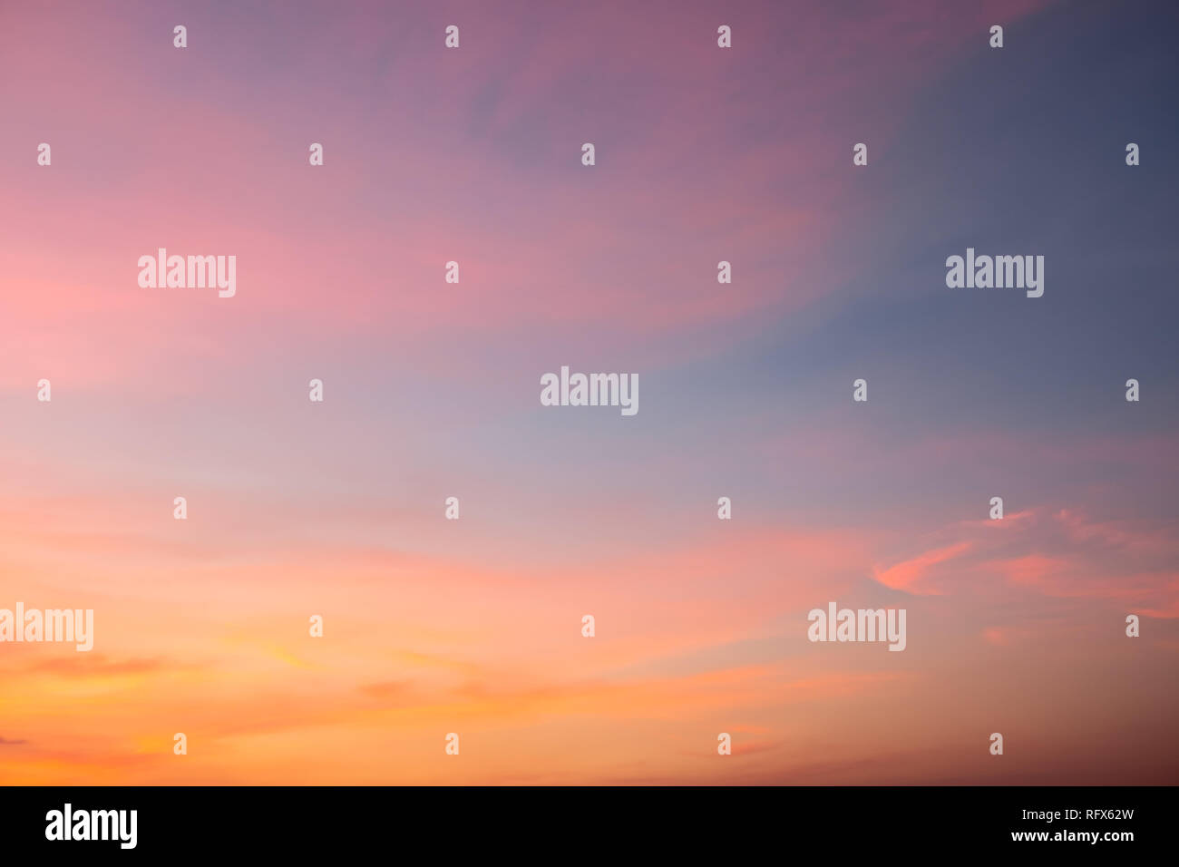 Cielo in rosa, blu e viola i colori del cielo al tramonto. Foto Stock