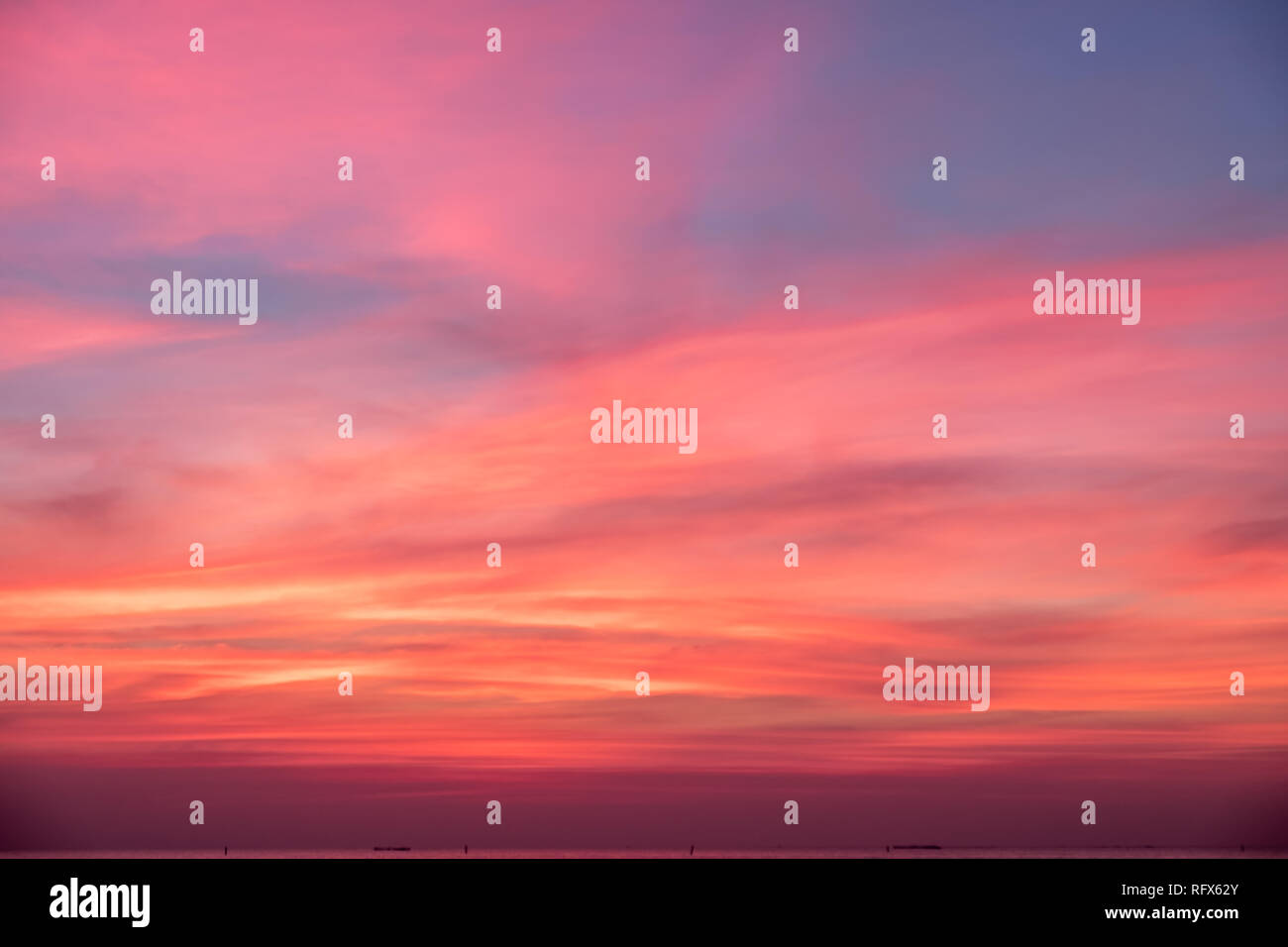 Cielo in rosa, blu e viola i colori del cielo al tramonto. Foto Stock