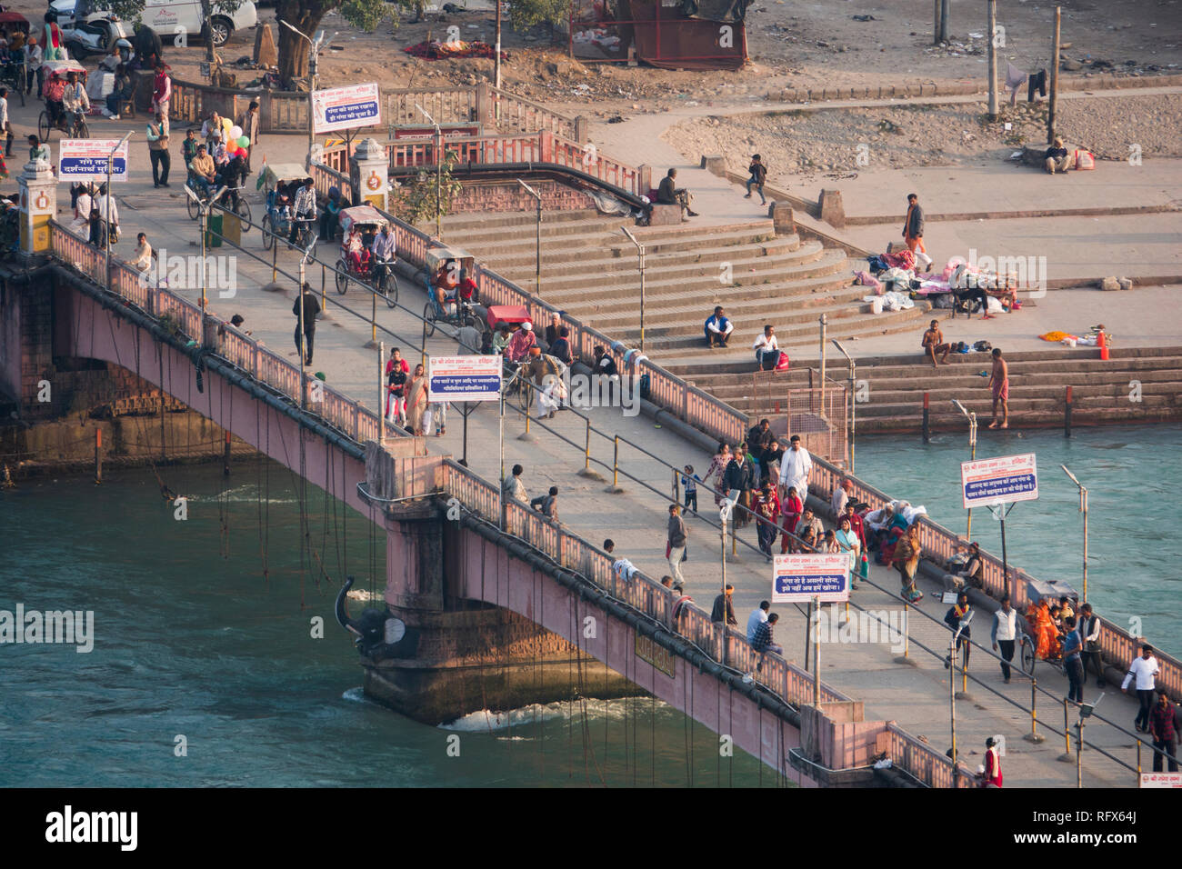 Ponte sul Fiume Gange nella città santa di Haridwar, Uttarakhand, India Foto Stock