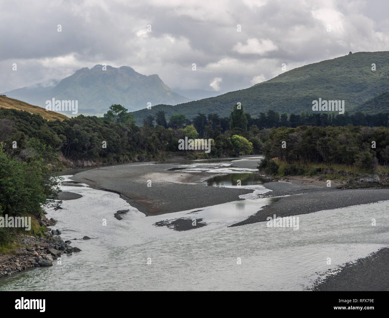 La confluenza di Tapuaeroa Mata e fiumi per formare il fiume Waiapu, Hikurangi montagna sacra di Ngati Porou nella distanza East Cape, Nuova Zelanda Foto Stock