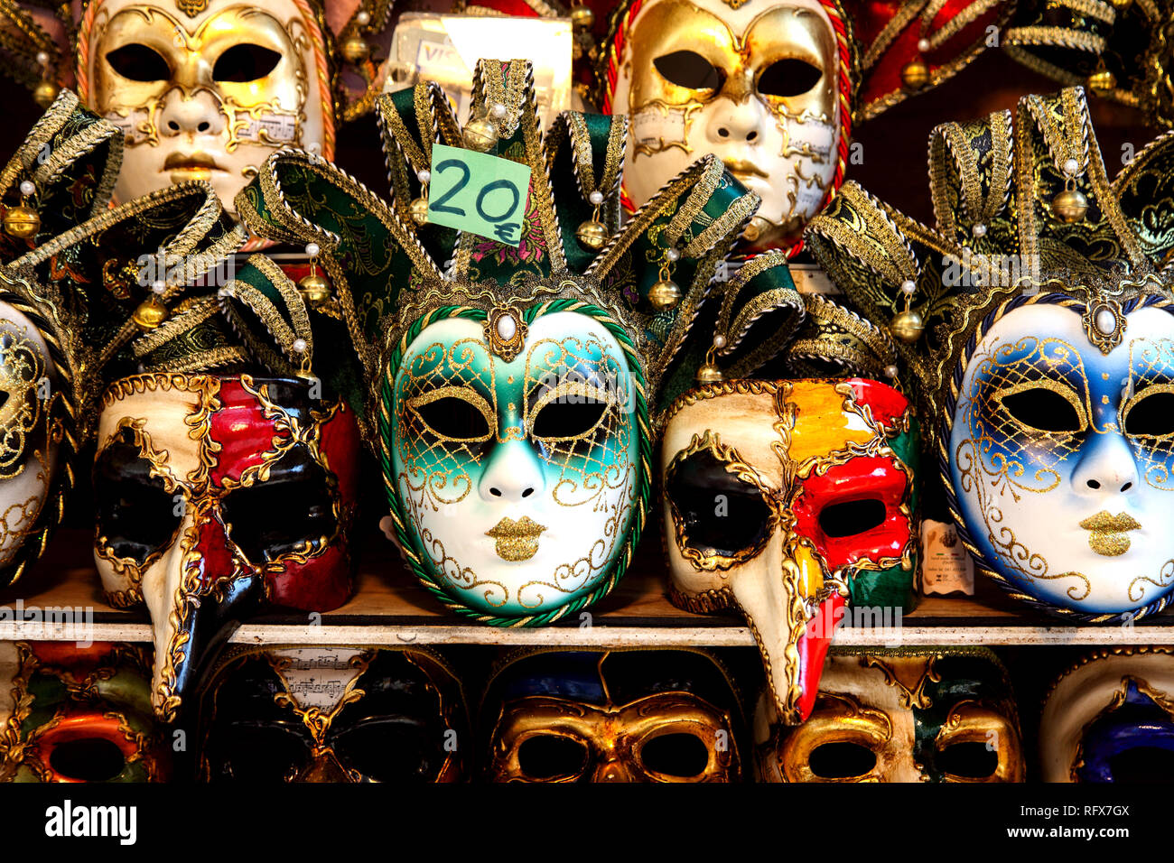 Maschere di carnevale di venezia immagini e fotografie stock ad alta  risoluzione - Alamy