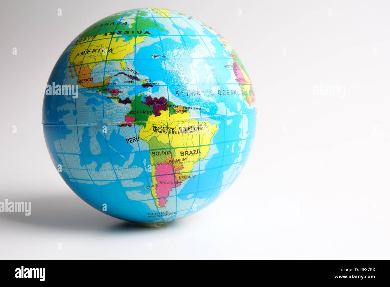 Globo mondo isolato su bianco. Il concetto di globalizzazione Foto Stock