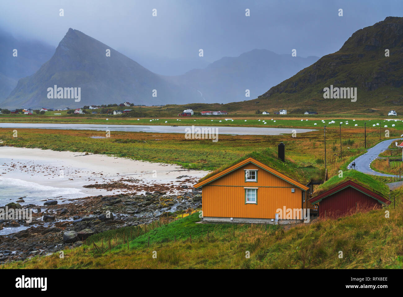 Case con il tetto di erba da mare, Fredvang, Nordland county, Isole Lofoten in Norvegia, Europa Foto Stock