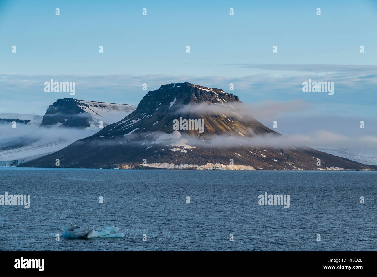 Tavola Piana montagne coperte di ghiaccio, Franz Josef Land arcipelago, Arkhangelsk Oblast, Artico, Russia, Europa Foto Stock