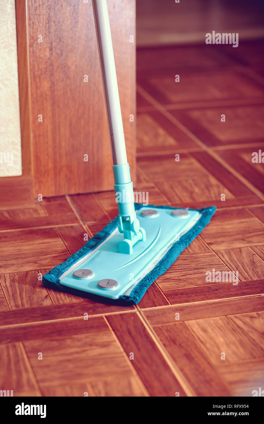 Spazzolone per la pulizia del pavimento è sul pavimento Foto stock