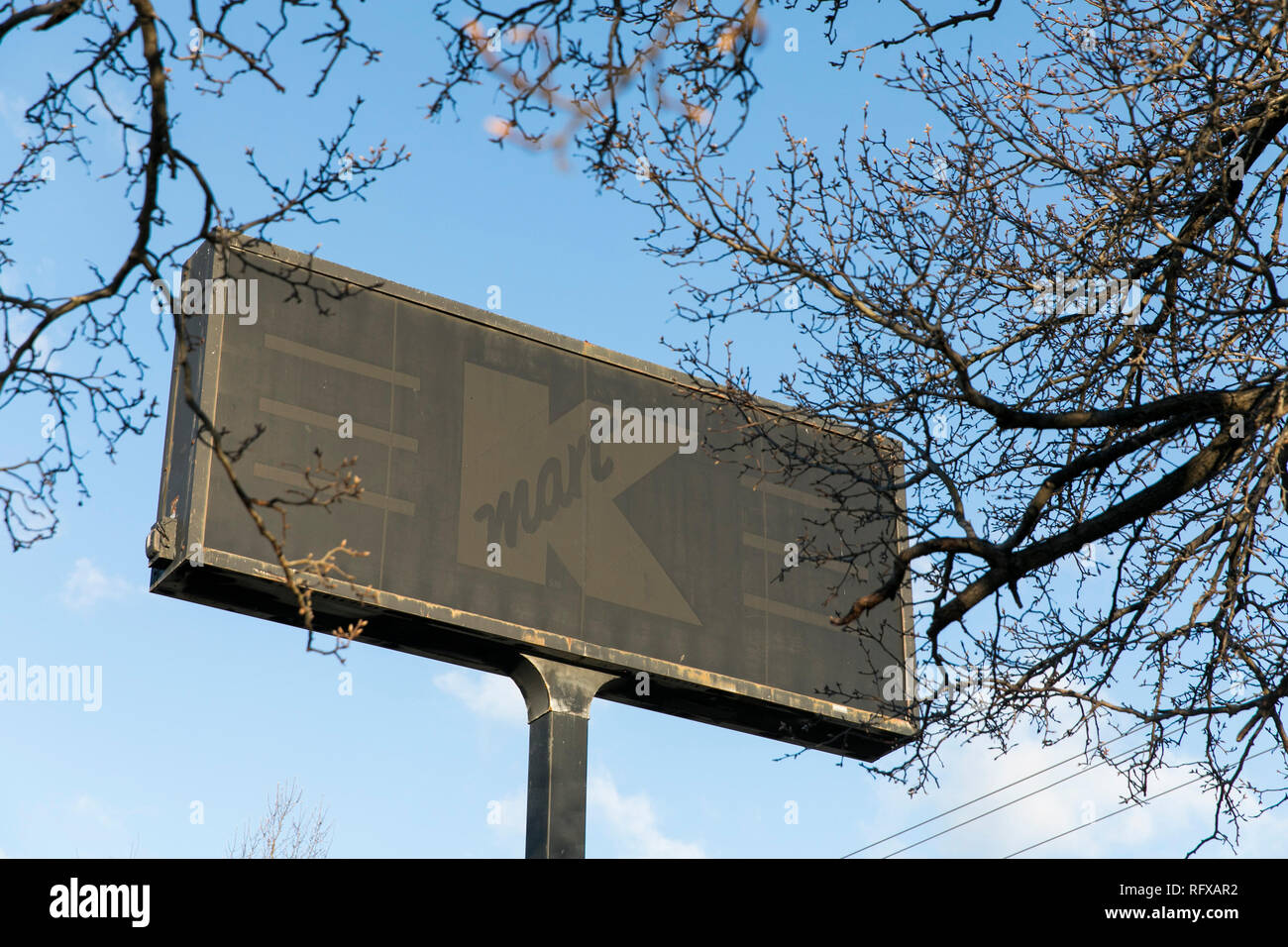 Un dipinto sopra il logo Kmart segno esterno della chiusura di un negozio al dettaglio posizione di Woodbridge, Virginia, il 21 gennaio 2019. Foto Stock