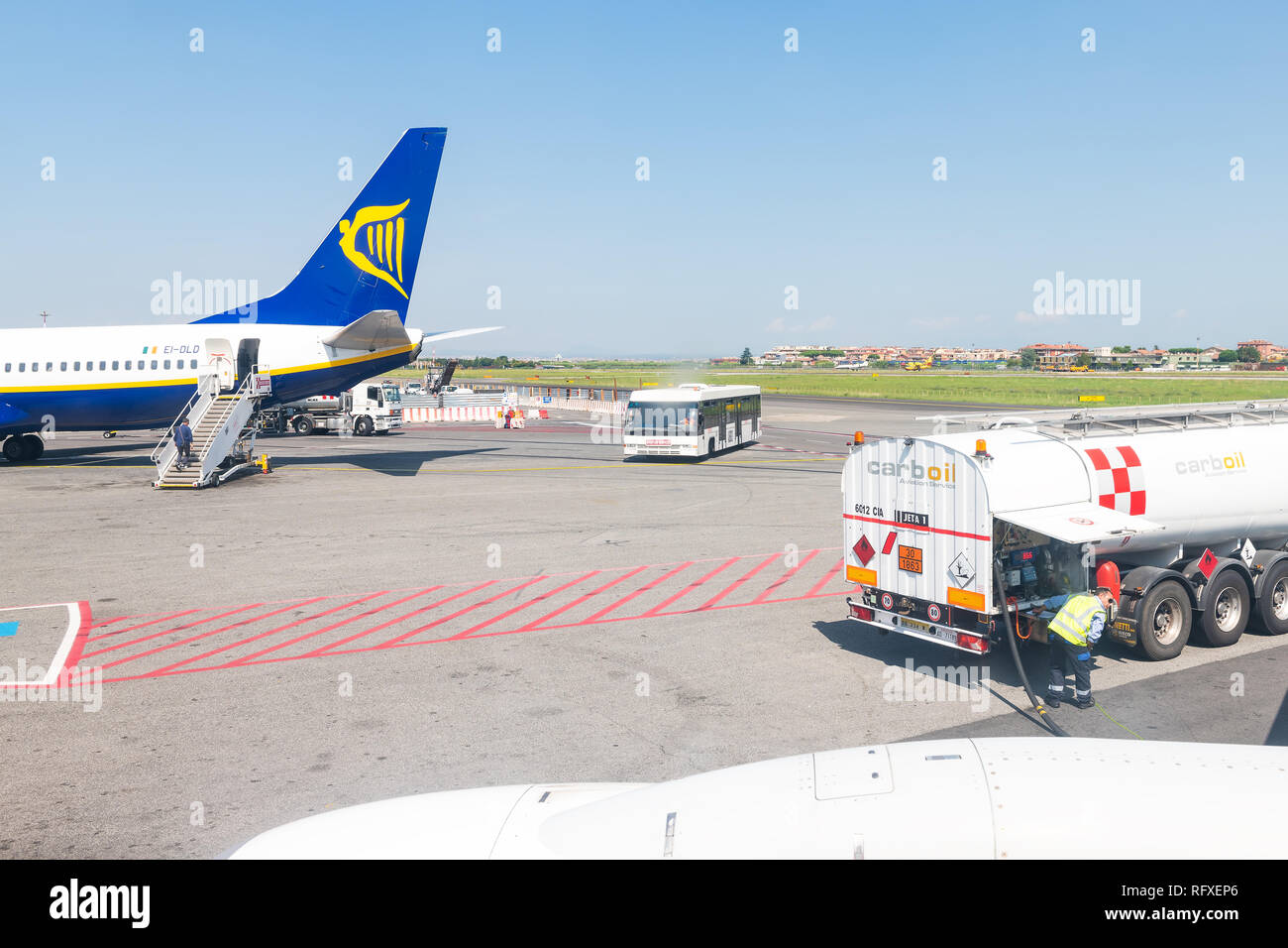 Ciampino, Italia - 6 Settembre 2018: aereo Ryanair interne dell'Unione europea volo a basso costo delle compagnie aeree a basso costo con in aeroporto di Roma e il serbatoio del combustibile carboil Foto Stock