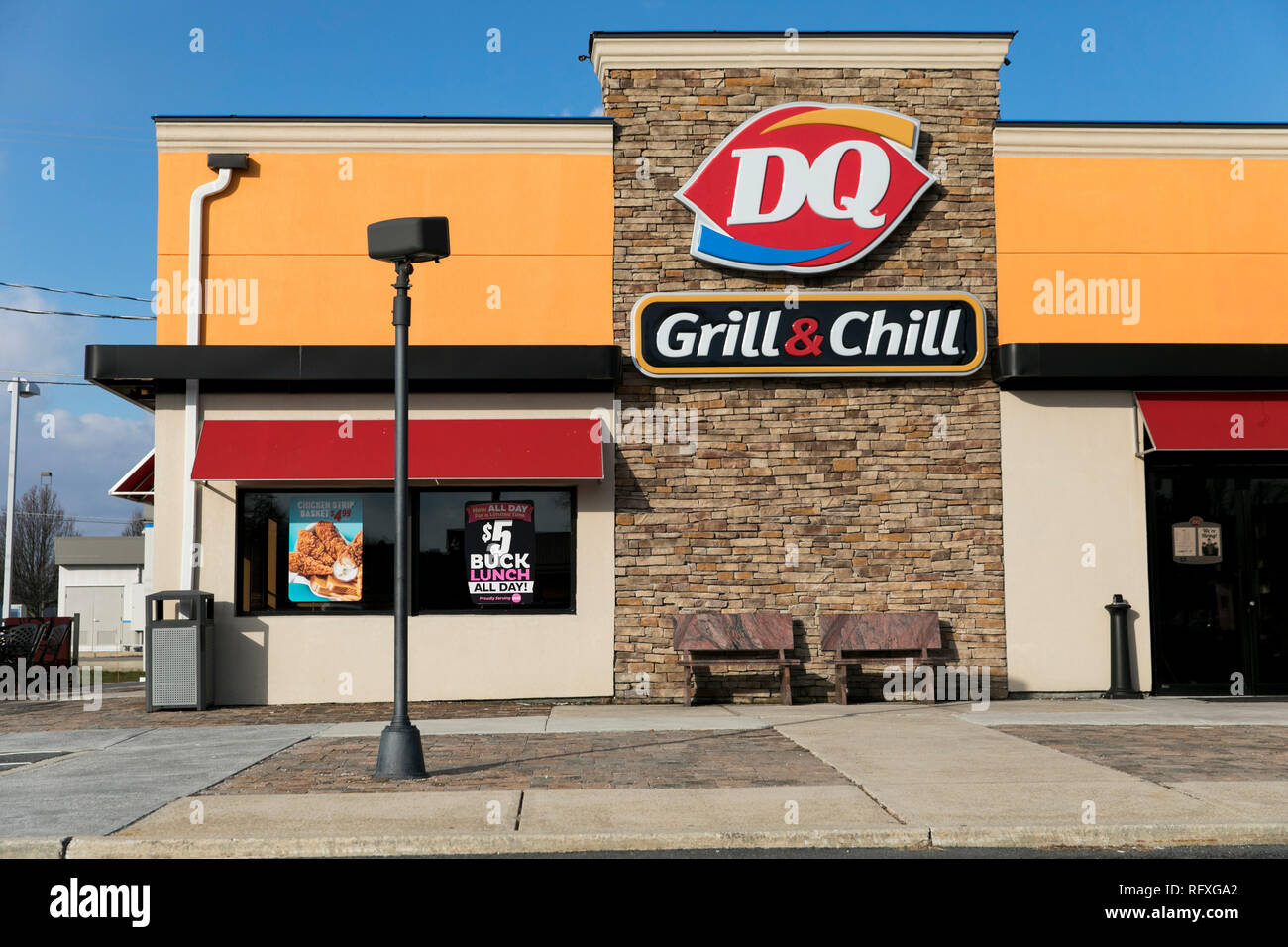 Un logo segno esterno di una Dairy Queen fast food ristorante posizione in Chambersburg, Pensilvania il 25 gennaio 2019. Foto Stock