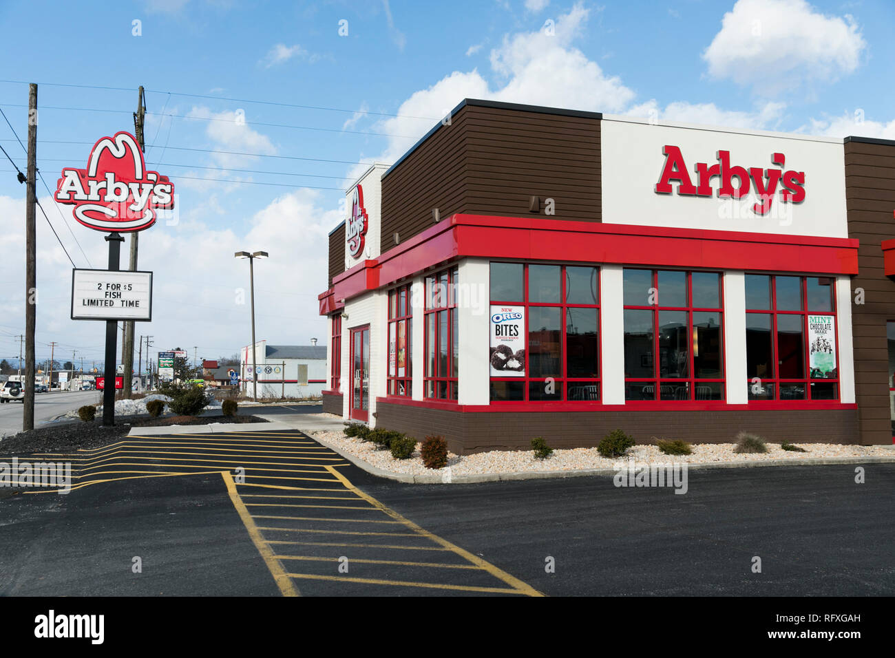 Un segno del logo al di fuori di un'Arby's fast-food ristorante posizione in Chambersburg, Pensilvania il 25 gennaio 2019. Foto Stock