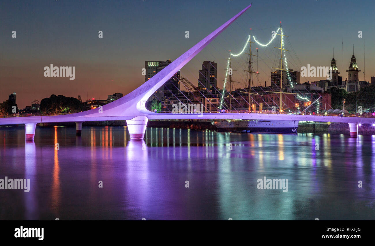 Donna Bridge e fregata Sarmiento. A Puerto Madero Buenos Aires, Argentina. Foto Stock