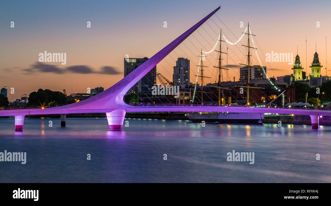 Donna Bridge e fregata Sarmiento. A Puerto Madero Buenos Aires, Argentina. Foto Stock