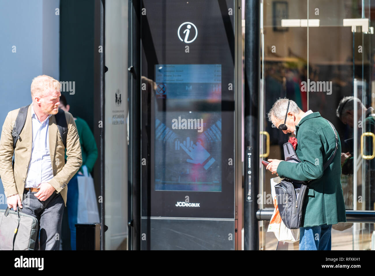 London, Regno Unito - 13 Settembre 2018: Chelsea area dello shopping con la gente che camminava sul marciapiede di strada di pedoni e segno di Jcdecaux store pubblicità comp Foto Stock