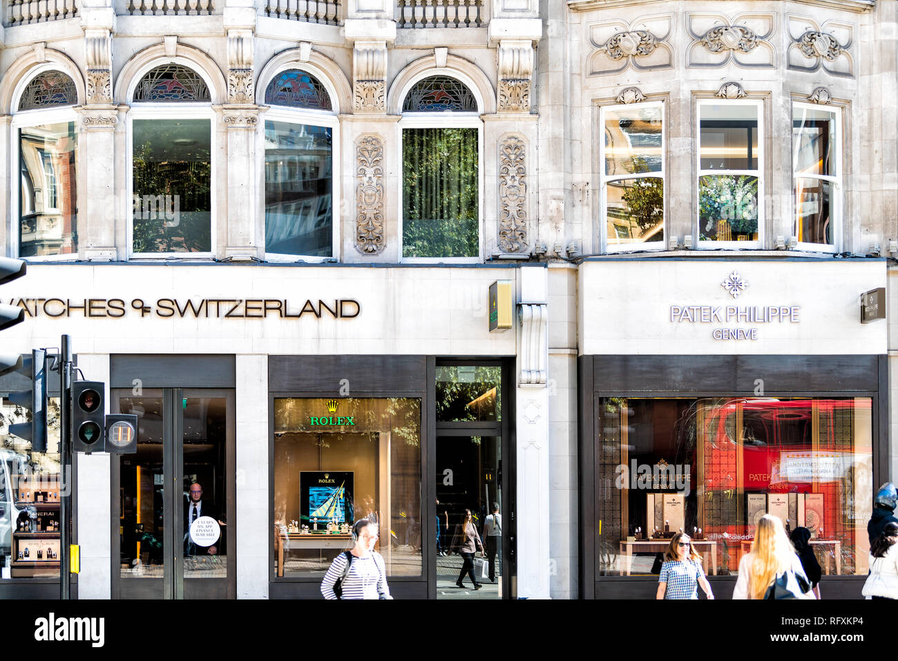 London, Regno Unito - 13 Settembre 2018: area di Knightsbridge moderna architettura di lusso sulla giornata soleggiata con segno per negozi come orologi di Switzerla Foto Stock