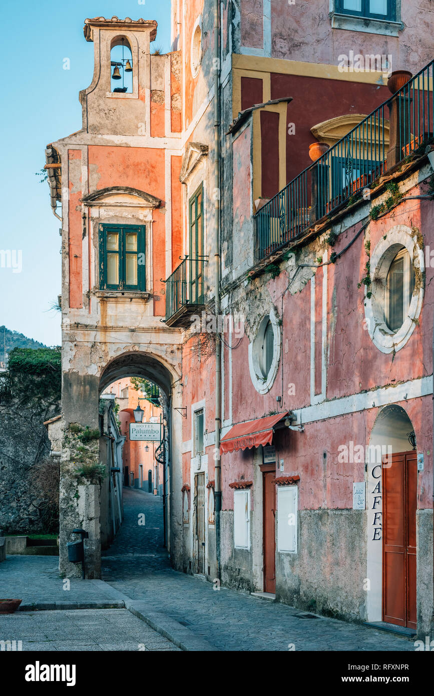 Pastelli e architettura a Ravello sulla Costiera Amalfitana, in Campania, Italia Foto Stock