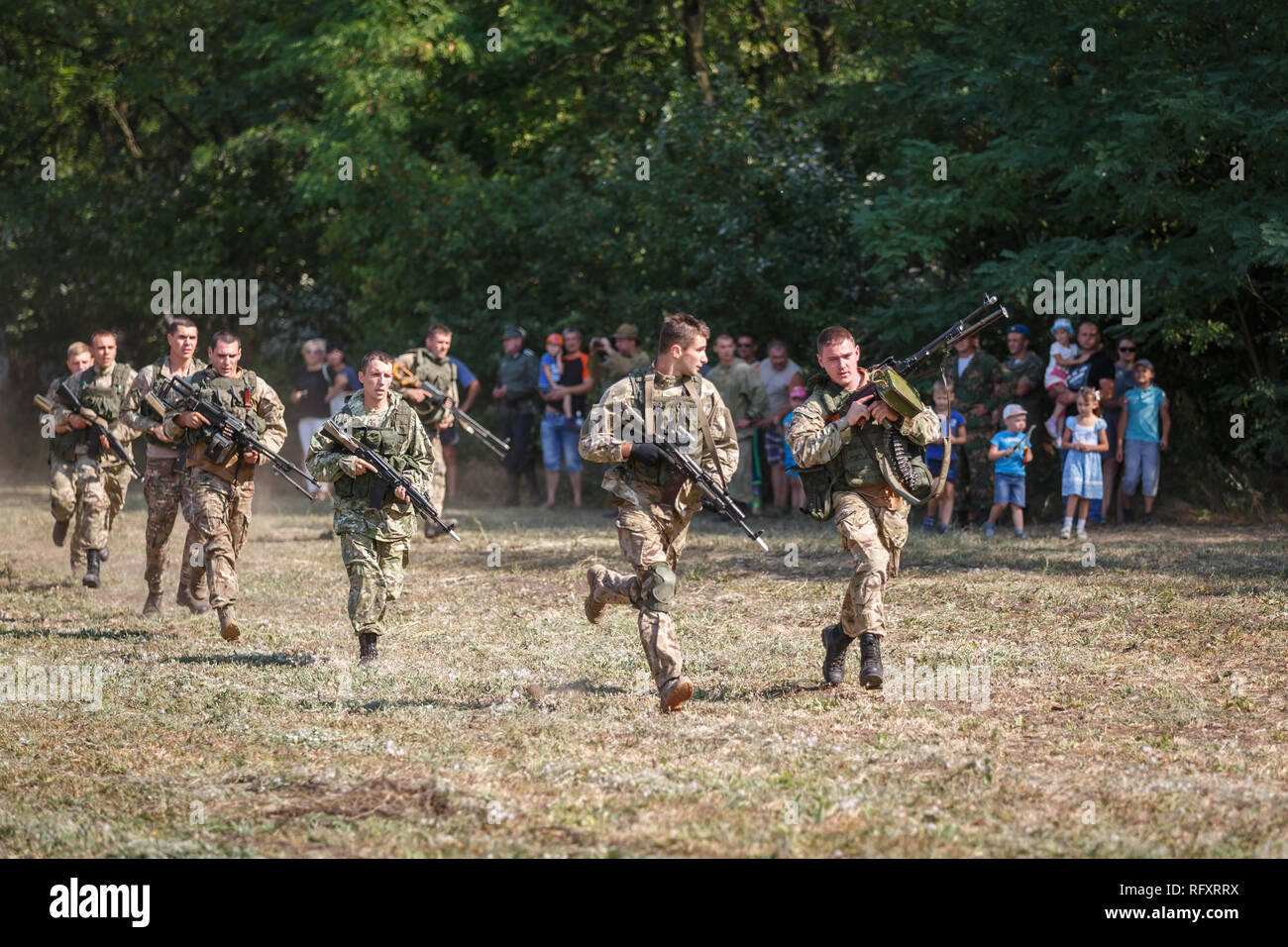 Festival storici Sambek altezze. I soldati delle piccole scopo speciale il distacco con le armi nelle loro mani eseguire sul campo Foto Stock