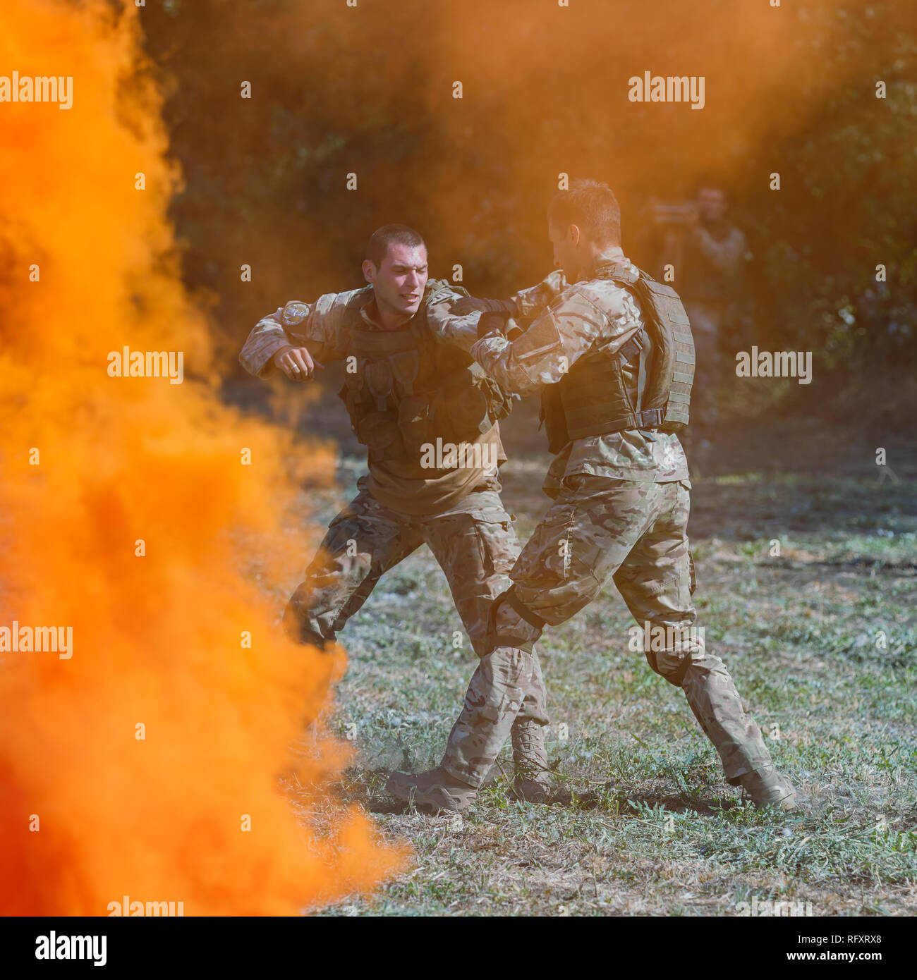 Festival storici Sambek altezze. Soldati di special purpose distacco lotta mano-a-mano combattimento sul campo di battaglia Foto Stock