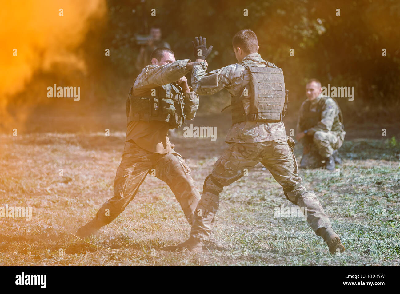 Festival storici Sambek altezze. Soldati di special purpose distacco dimostrare il combattimento a mani nude in fumo arancione Foto Stock