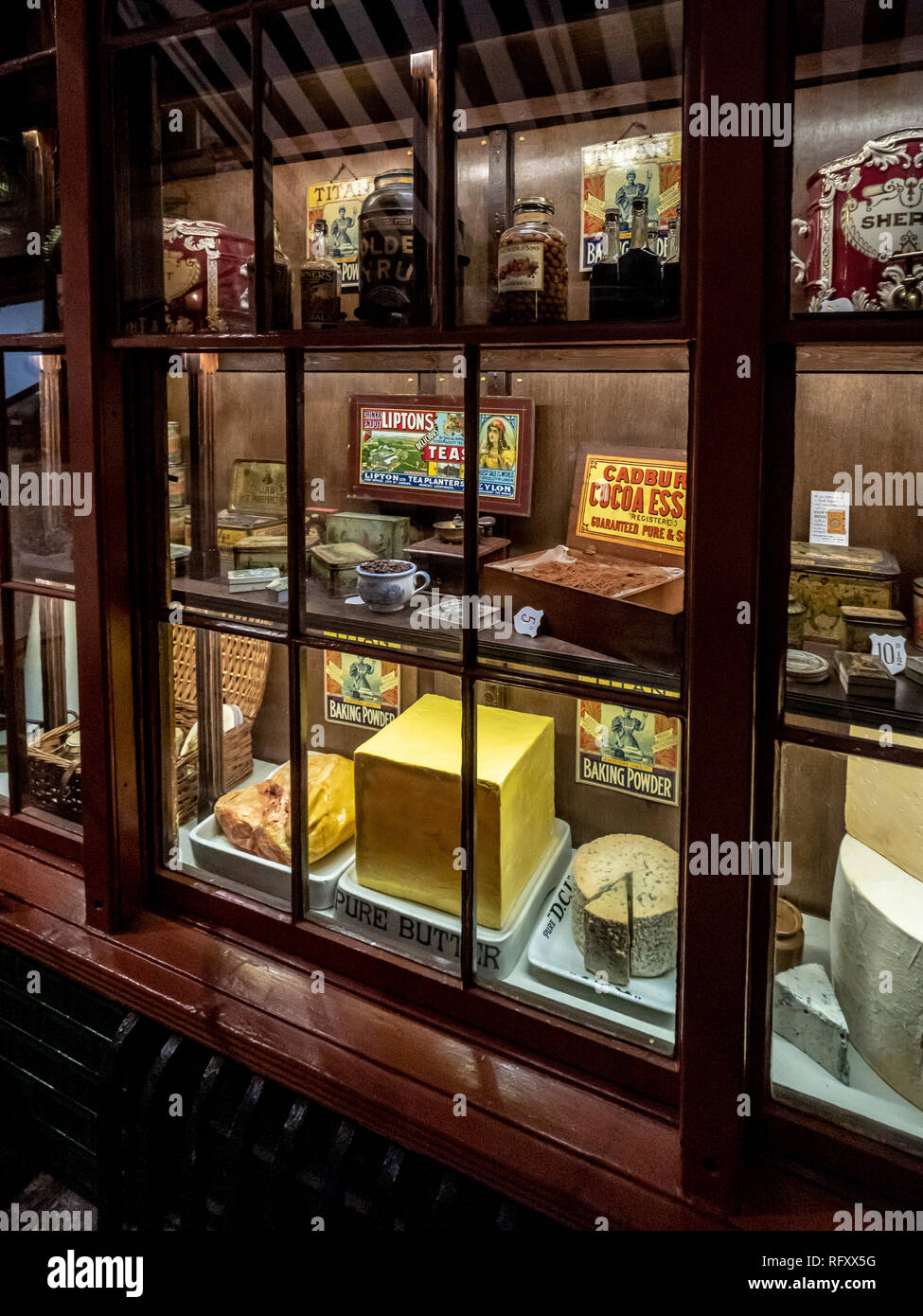 Mostra al Museo del Castello di York, UK. Kirkgate Victorian street. Fruttivendolo finestra Foto Stock