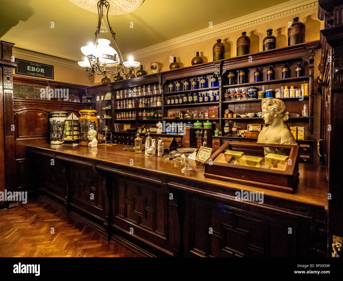 Mostra al Museo del Castello di York, UK. Kirkgate Victorian street. Interno della farmacia. Foto Stock