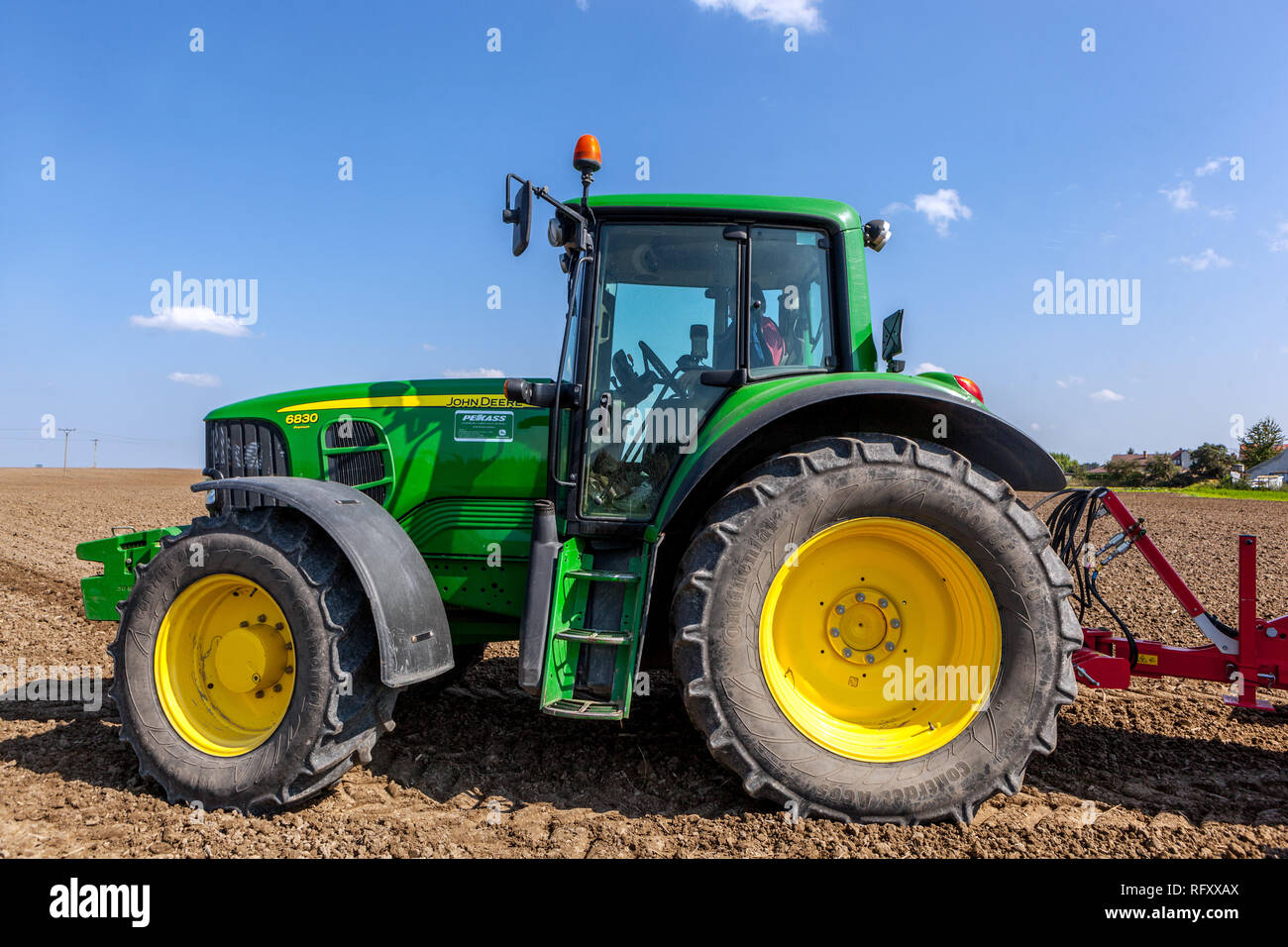Trattore John Deere che lavora nell'azienda agricola, lavoro stagionale Czech Republic Farmer Foto Stock