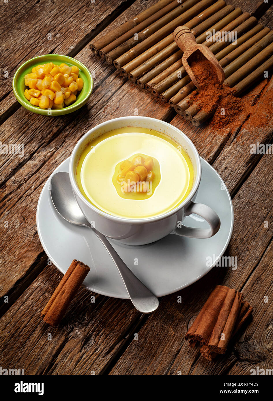 Atole di mais e di bevande con il mais, latte e cannella. Foto Stock
