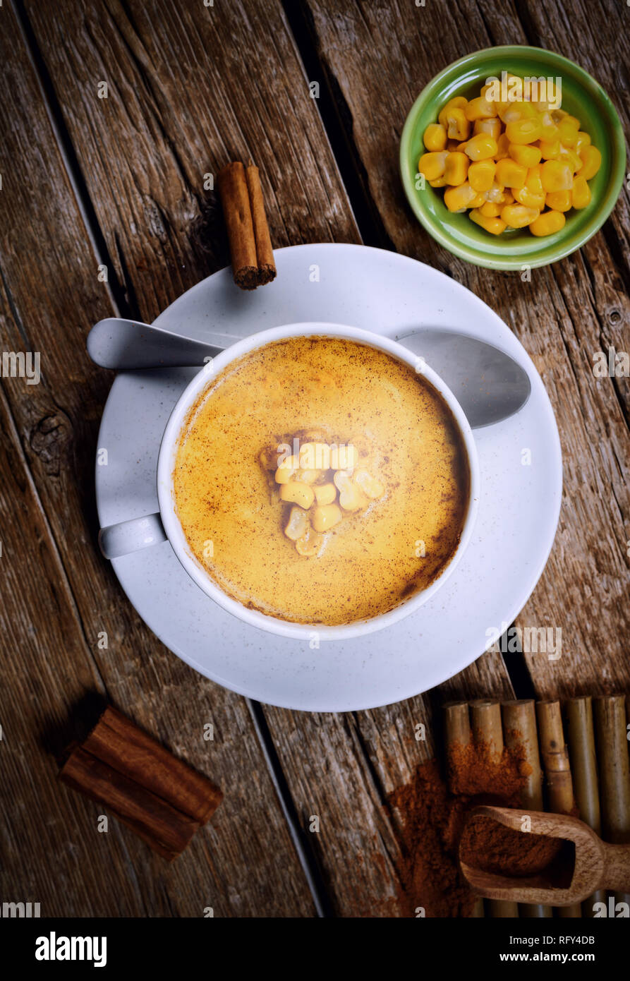 Atole di mais e di bevande con il mais, latte e cannella. Foto Stock
