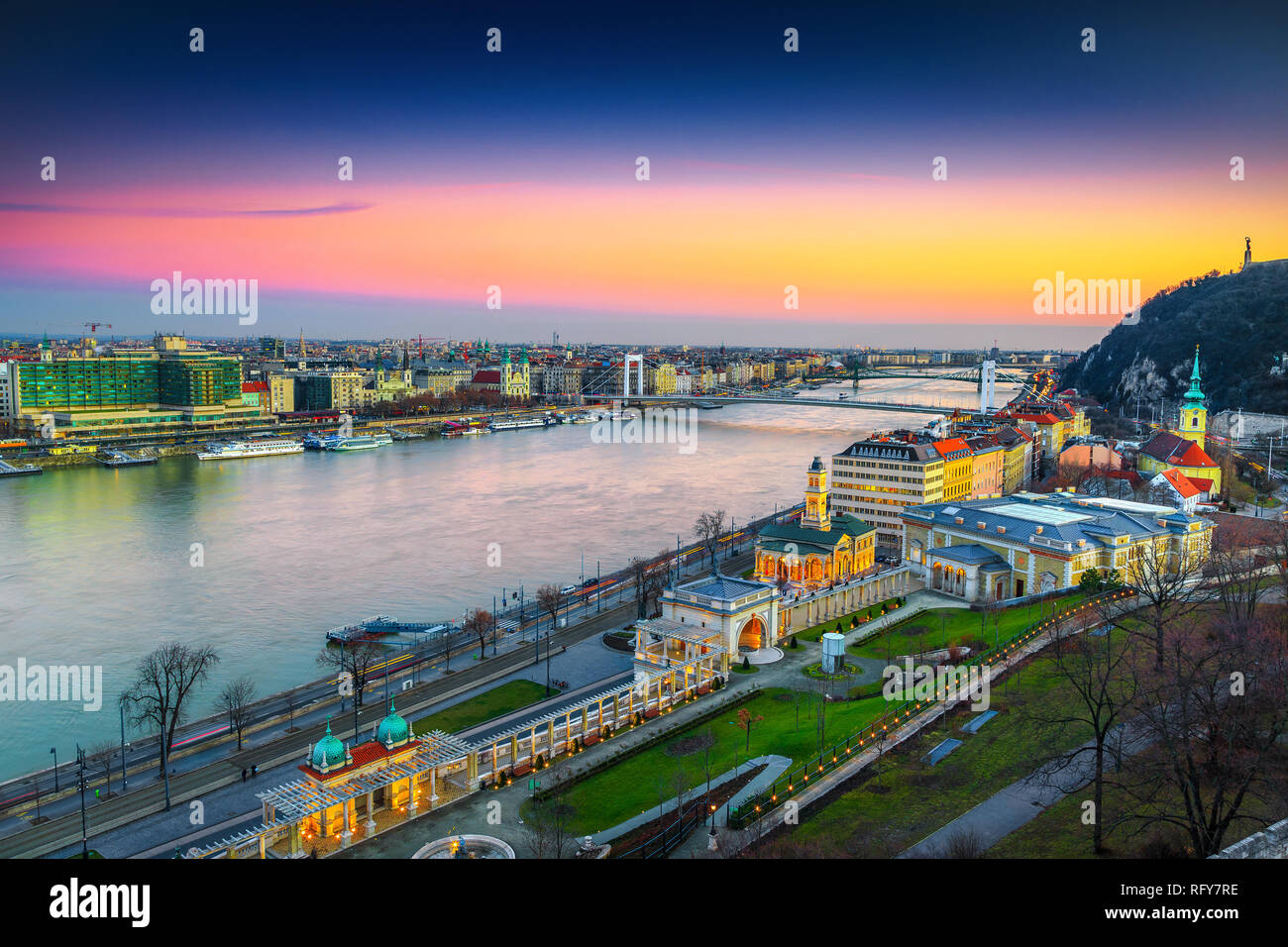 Superba Europeo di destinazione di viaggio. Serata incredibile paesaggio panorama con il famoso ponte Elisabetta e il fiume Danubio al tramonto colorato, Budapest, Hu Foto Stock