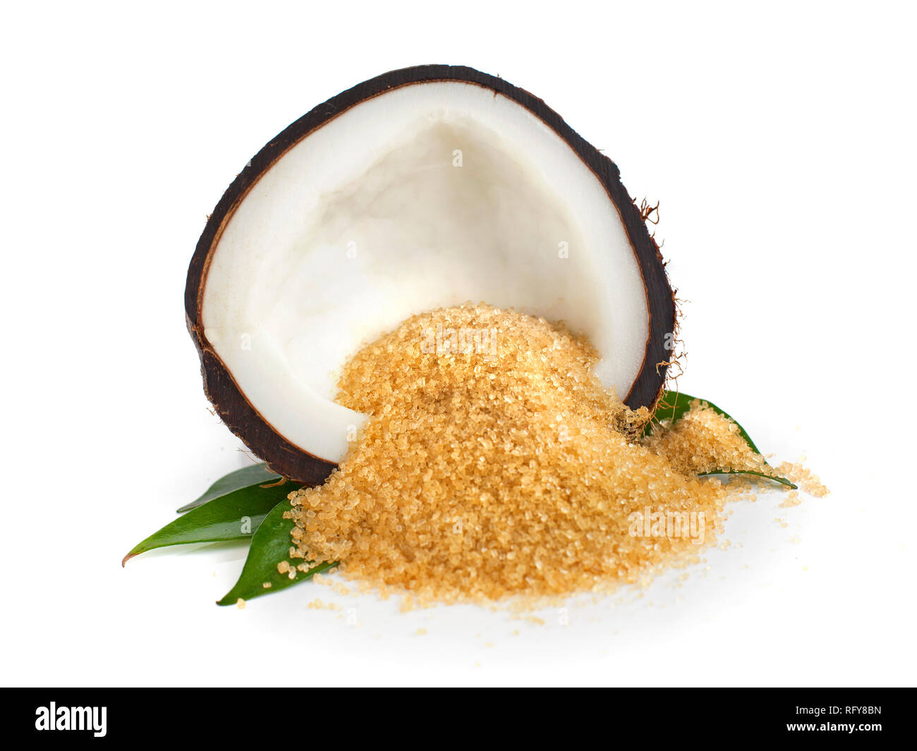 Metà di noce di cocco e zucchero di cocco su bianco Foto Stock