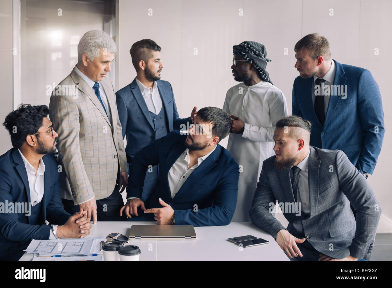 Ritratto di uomini di affari unica riunione intorno al tavolo in ufficio Foto Stock