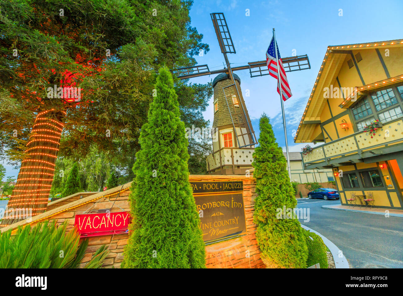 Solvang, California, Stati Uniti - Agosto 10, 2018: Il Vecchio Mulino a Vento a Kronborg Inn hotel in Solvang wine country di Santa Ynez Valley, famoso travel Foto Stock