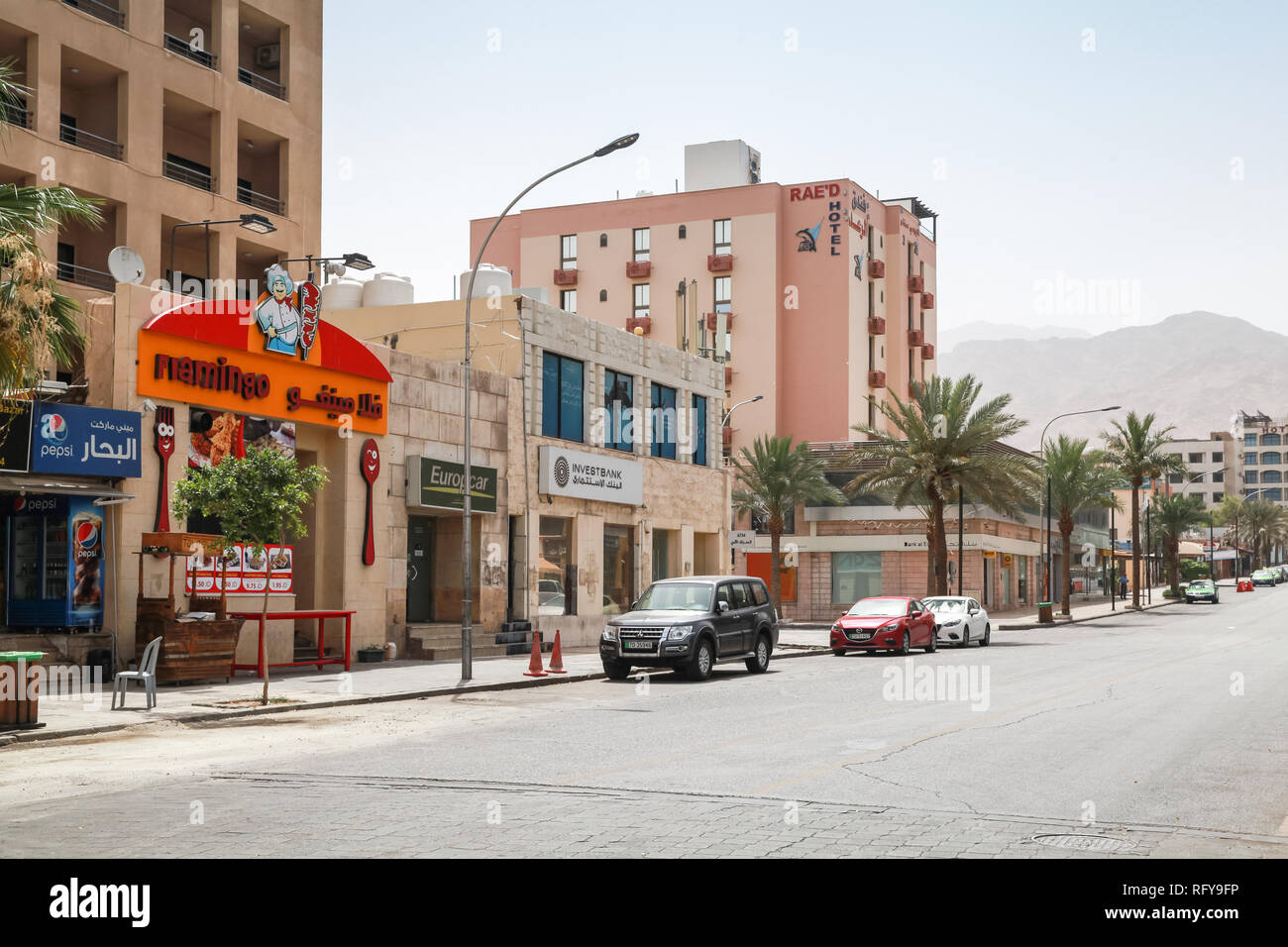 Aqaba Giordania - 18 Maggio 2018: Street View di Aqaba città a giornata soleggiata con macchine parcheggiate Foto Stock