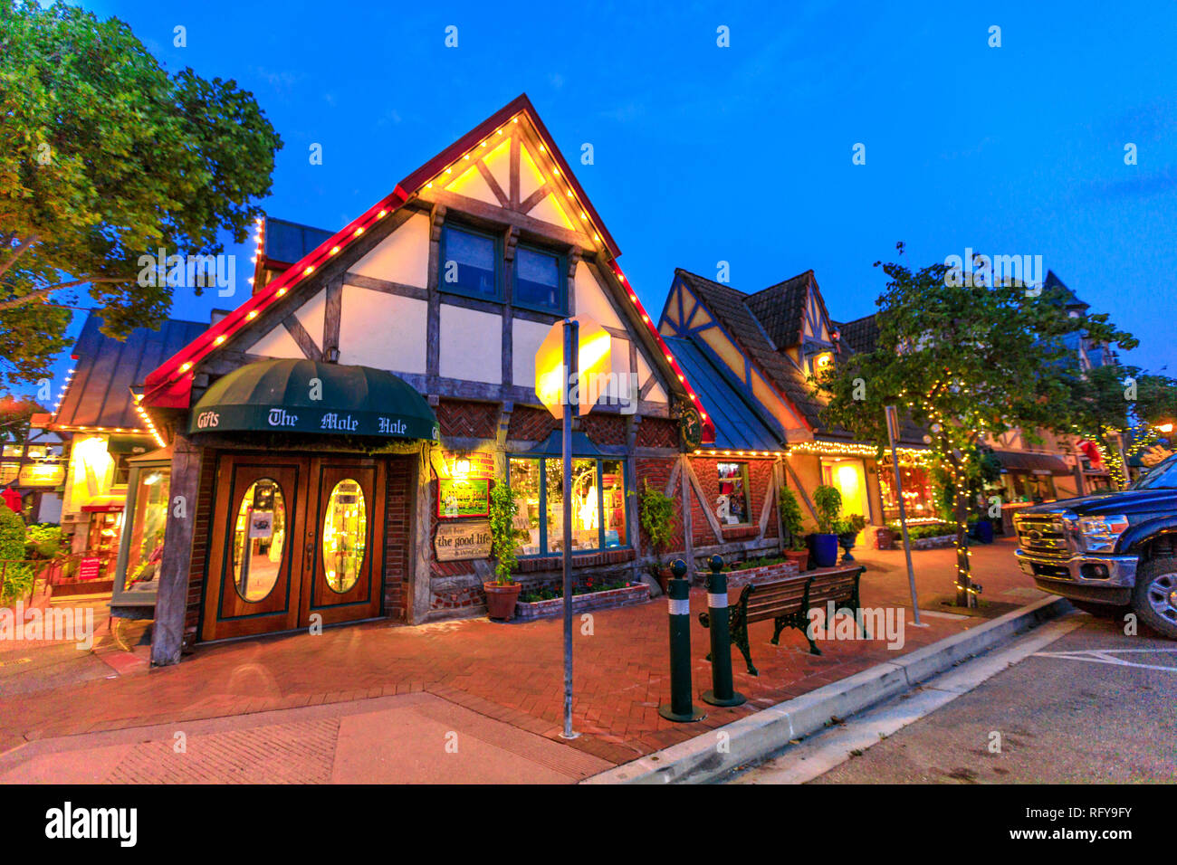 Solvang, California, Stati Uniti - Agosto 10, 2018: Villaggio Danese in California illuminata di sera.architettura tipica di Solvang, famosa Foto Stock