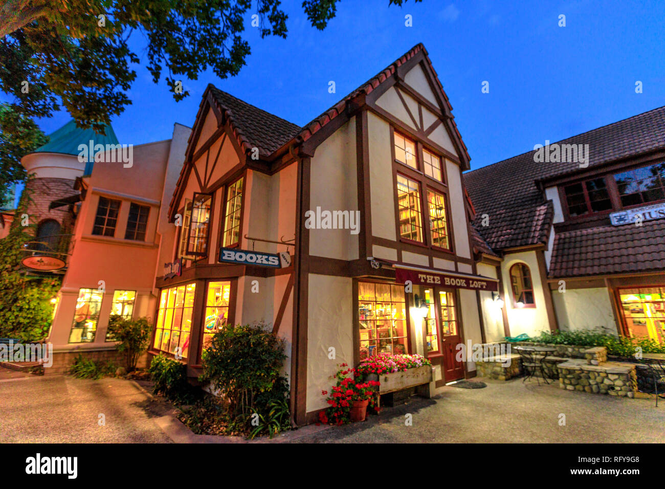 Solvang, California, Stati Uniti - Agosto 10, 2018: Villaggio Danese in California illuminata di sera.architettura tipica di Solvang, famosa Foto Stock