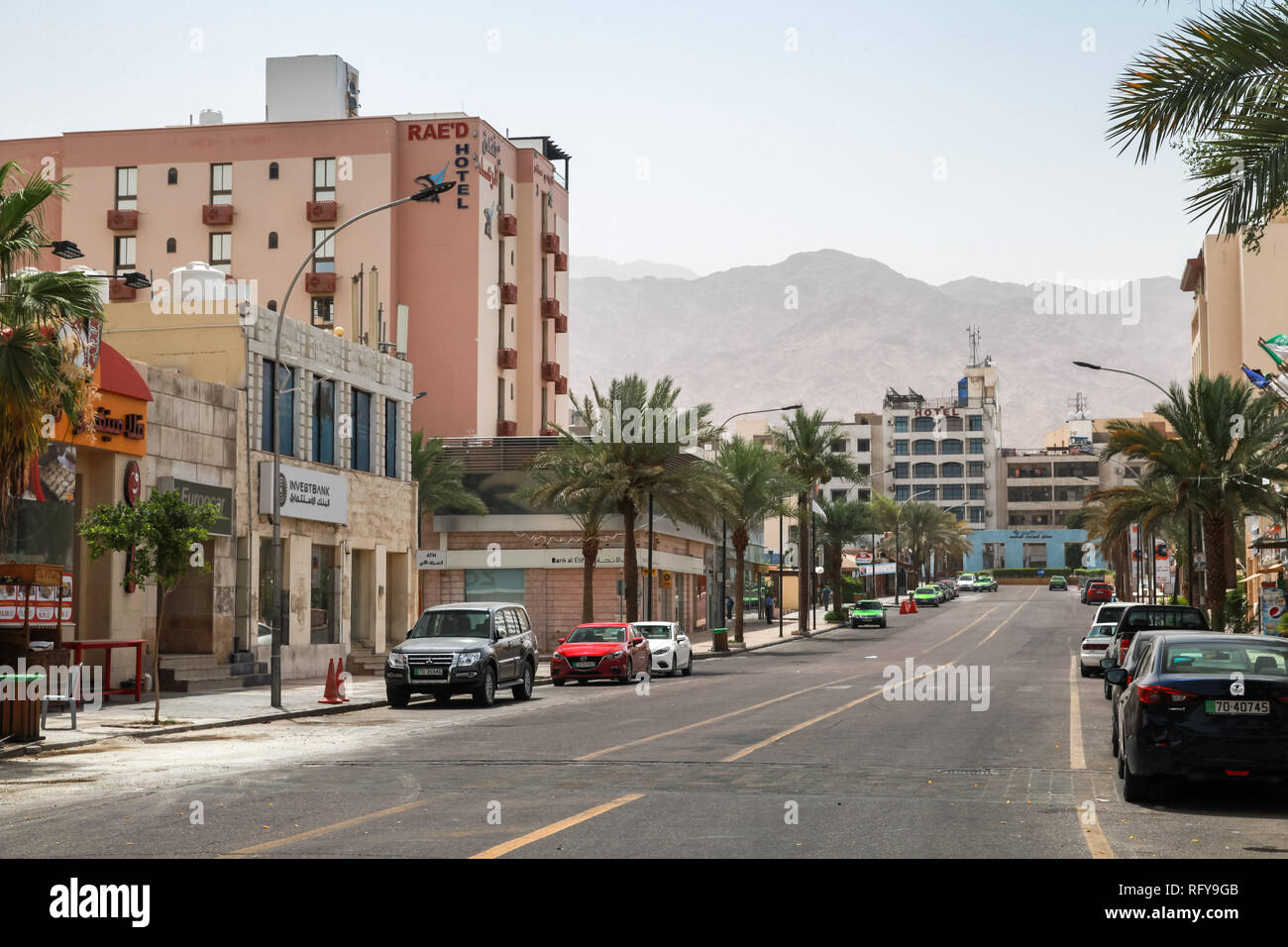 Aqaba Giordania - 18 Maggio 2018: Street View di automobili parcheggiate di Aqaba città al giorno di sole Foto Stock