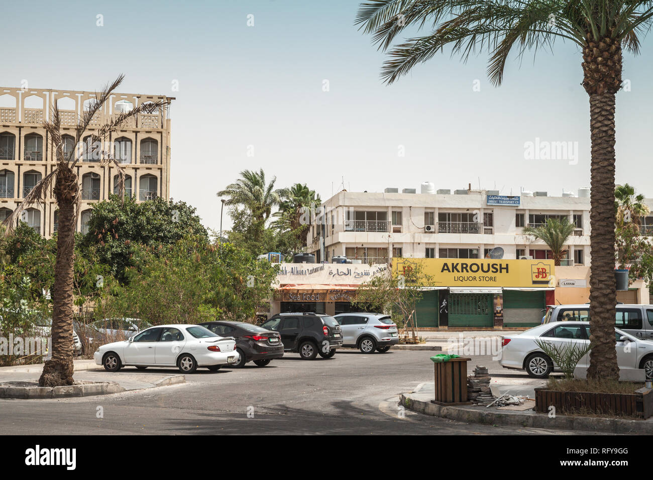 Aqaba Giordania - 18 Maggio 2018: Street View di Aqaba città al giorno d'estate e di sole, le macchine vengono parcheggiate vicino al negozio di liquori Foto Stock