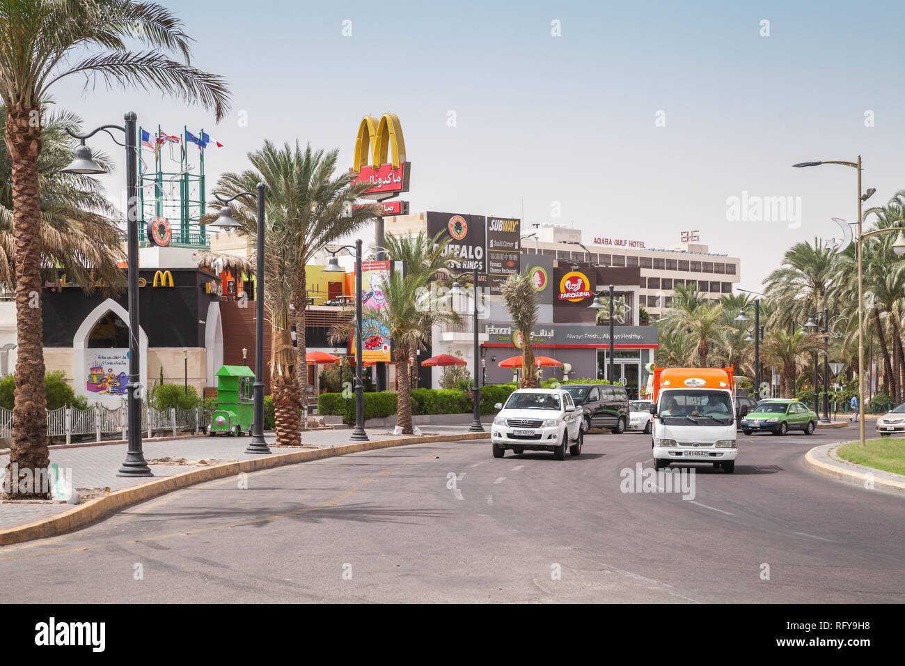 Aqaba Giordania - 18 Maggio 2018: Street View di Aqaba città al giorno d'estate e di sole. Grande Rivolta Araba cerchio Foto Stock